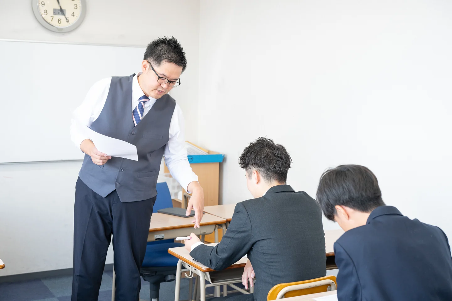 丑田先生が生徒を指導する川西教室の授業風景
