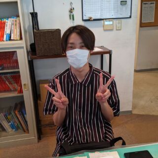 先日、OBの鈴木くん挨拶に来てくれました！鈴木くんは藤井セミナーで一年間の浪人生活の末、法政大学の社会学部に合格！現在大学三年生です。進学とともにコロナ禍やってきたため、これまではオンライン授業が主だったそうですが、今年に入って対面のゼミが本格化し充実した日々を送っているようです。今勉強中のTOEICも、捨てずにとってある藤井セミナーの英語長文を毎日音読してるとのこと。えらいっ！！！
ちなみに鈴木くんは夏になると、未だに夏期講習の13時間勉強会を思い出してしまうそうです。笑

鈴木くん、差し入れしてくれたヨックモックのクッキーありがとう！美味しかったです。みんなでバクバク食べてあっという間になくなりました！

OBやOGの皆さんも近くを通ったら遠慮なく立ち寄ってくださいね！！

#大学受験 #受験勉強 #受験生 #高校生 #浪人生 #高1 #高2 #高3 #吉祥寺 #吉祥寺駅 #杉並 #井草 #豊多摩 #石神井 #小平 #小平南 #駒場 #調布北 #調布南 #武蔵野北 #武蔵丘 #小金井北 #多摩科学技術 #小北 #小金井北高校#保谷高校