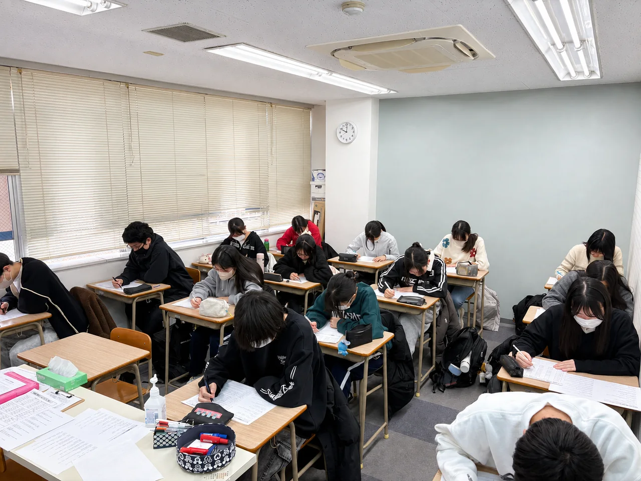 逆瀬川教室で多くの高校生が勉強している授業風景
